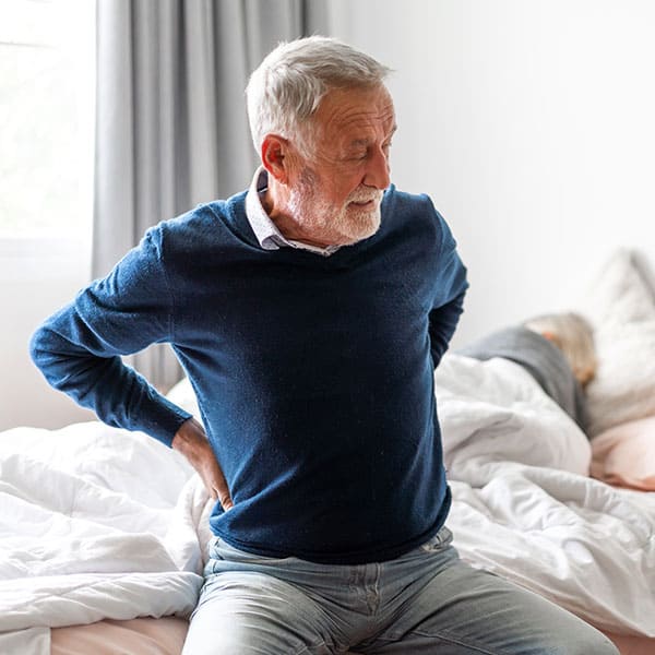 Senior_mit_orthopaedischen_Beschwerden